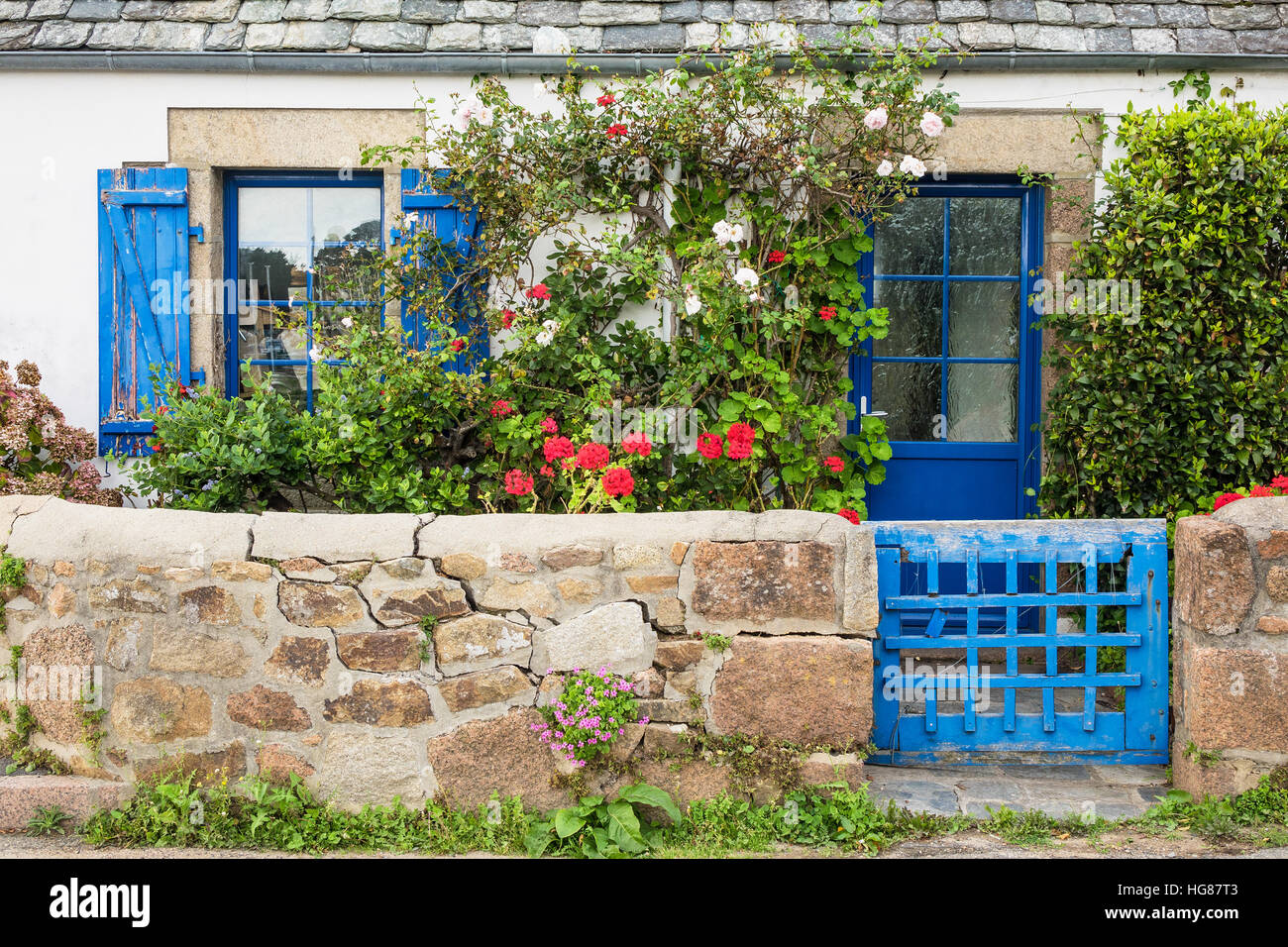 Gebäude in der Bretagne in der Nähe von Ploumanach, Frankreich Stockfoto