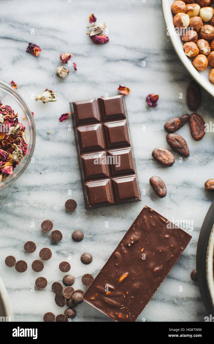 Erhöhte Ansicht Pralinen mit Coco Bohnen auf Küchentisch Stockfoto