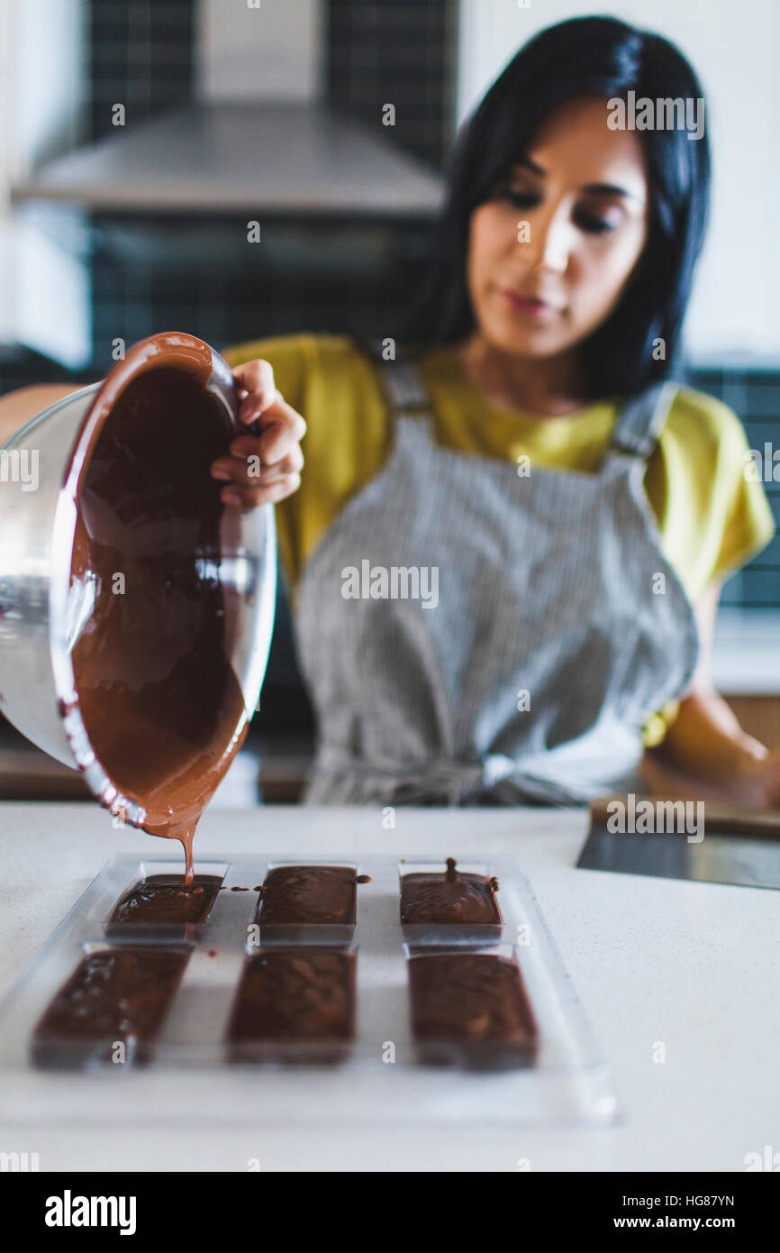 Frau macht Schokoriegel in Küche Stockfoto