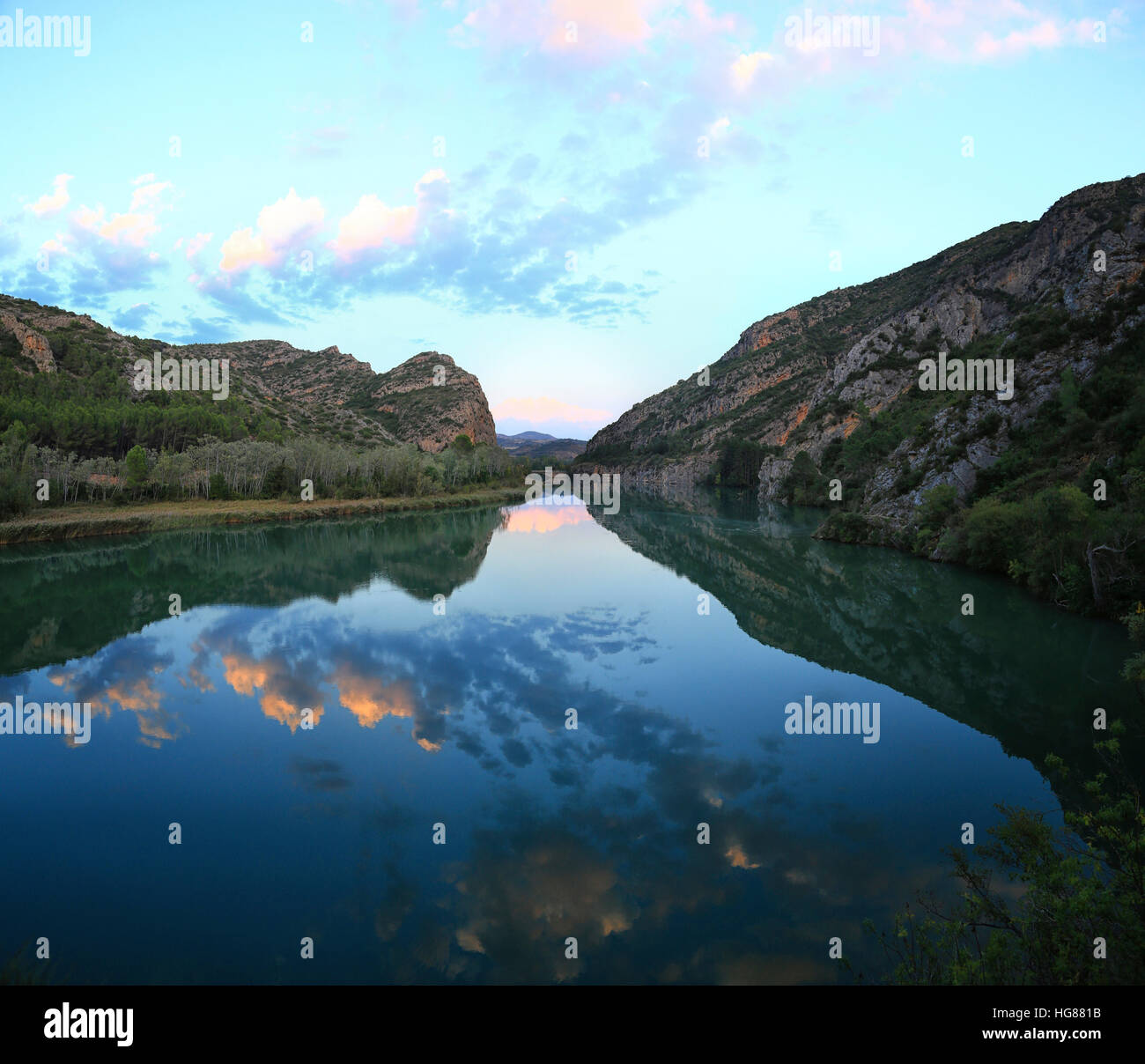 Herrliche Sicht auf See von Bergen gegen Himmel Stockfoto