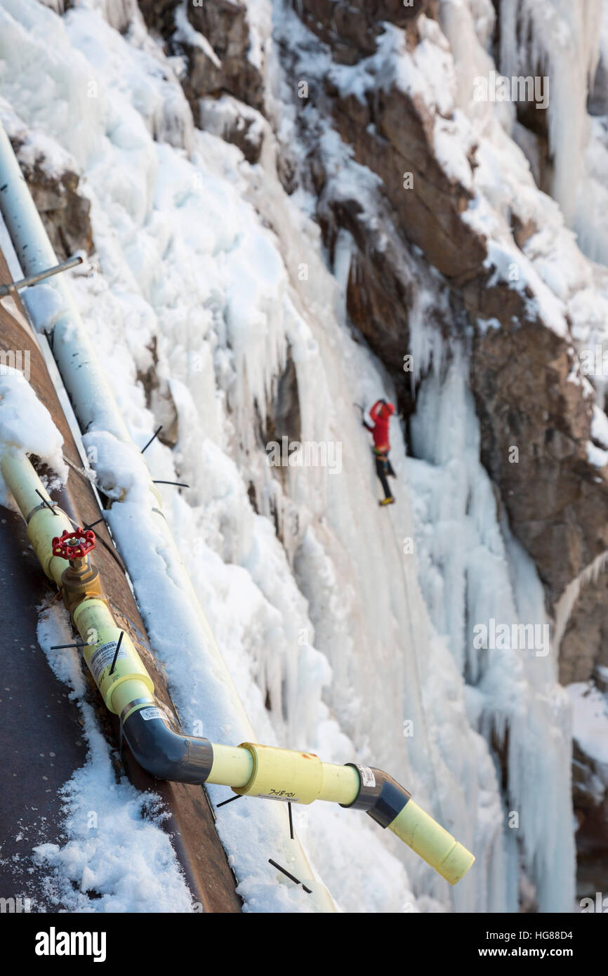 Ouray, Colorado - Rohre Speisewasser zu machen gefrorene Wasserfällen zum Eisklettern in Ouray Ice Park. Stockfoto