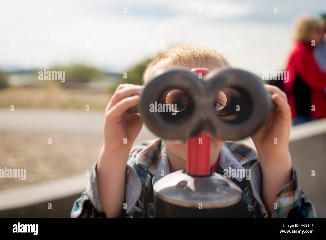 Porträt eines jungen Blick durch ein Fernglas Stockfoto