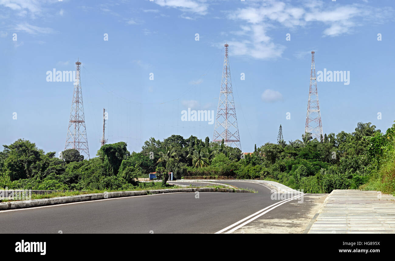 Cluster von Kommunikation Antennen Funktürme, am Straßenrand Autobahn Stockfoto
