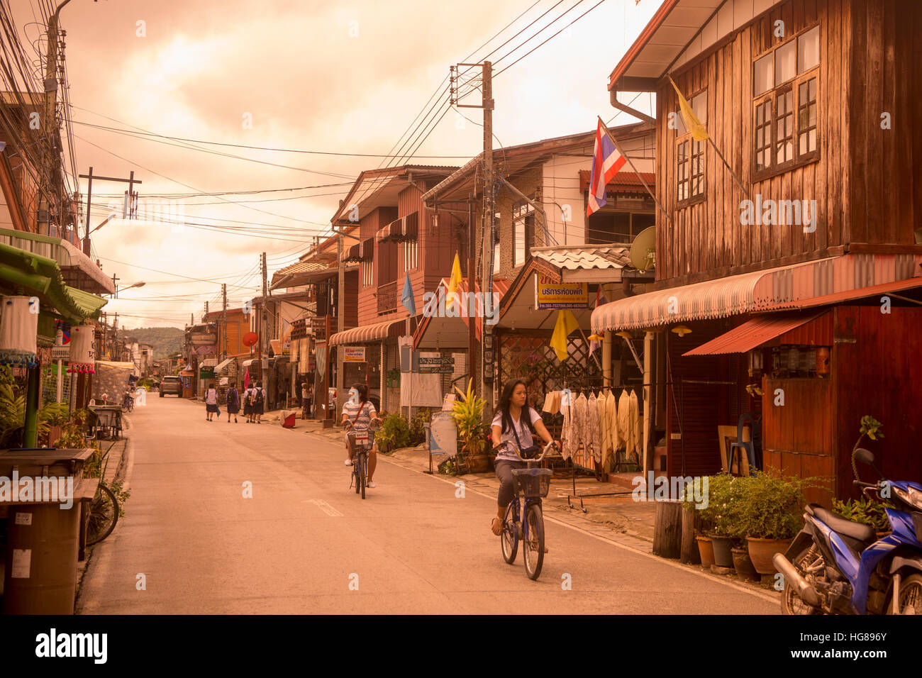alte Holzhäuser in der alten Stadt von Chiang Khan im Isan in Nord-Ost-Thailand Stockfoto