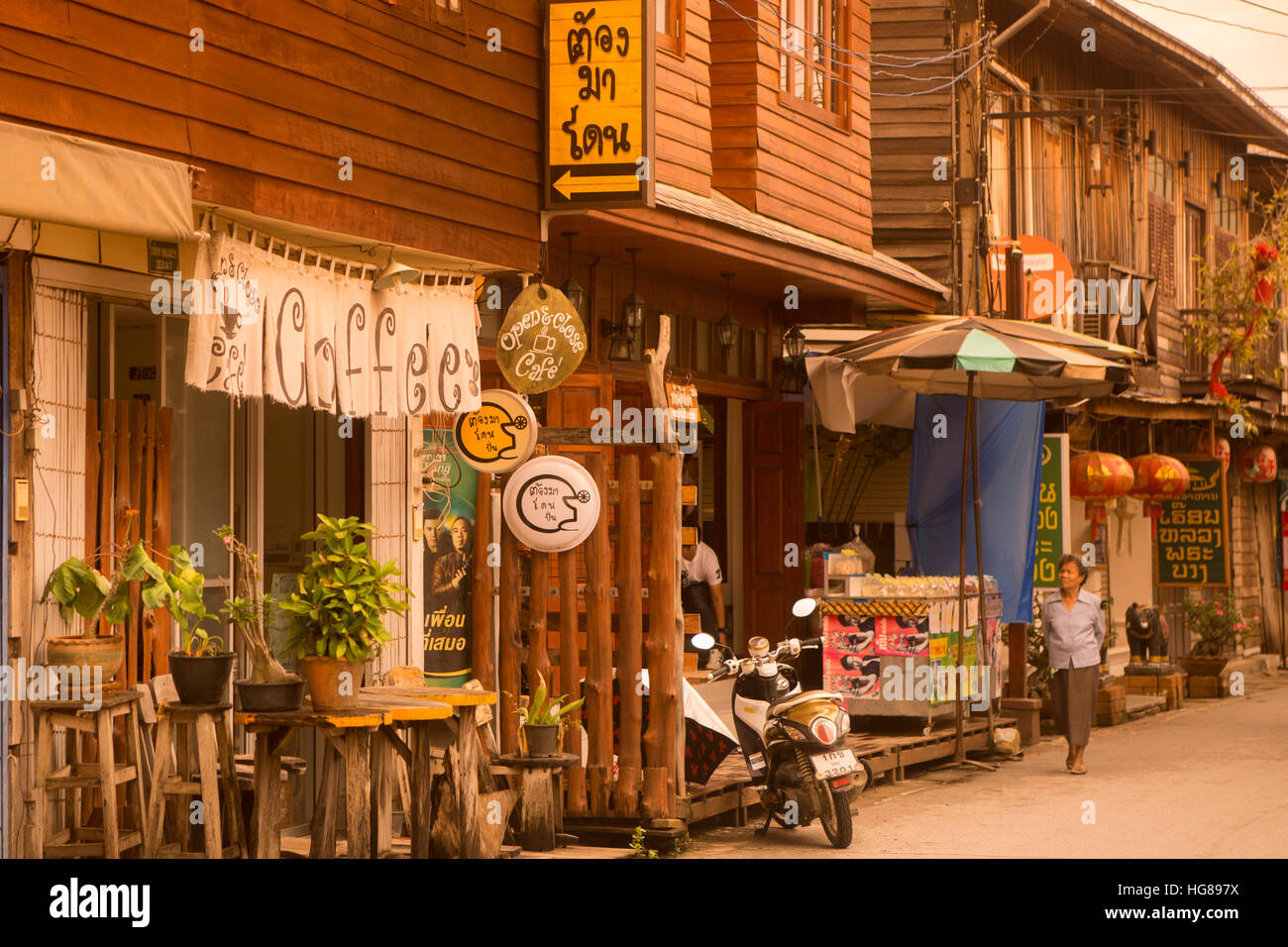 alte Holzhäuser in der alten Stadt von Chiang Khan im Isan in Nord-Ost-Thailand Stockfoto