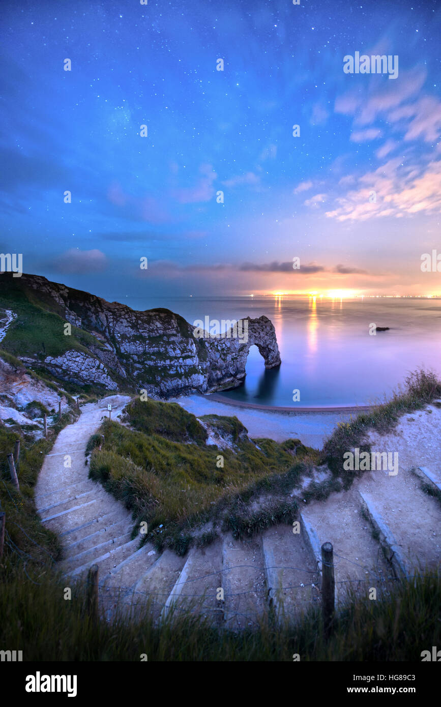 Durdle Door unter dem Nachthimmel Dorset Stockfoto