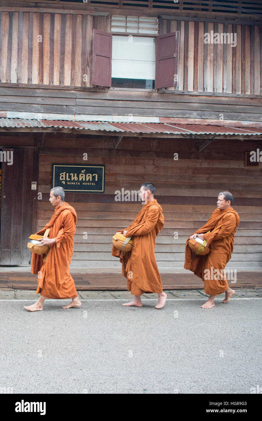Mönche am Morgen in der alten Stadt von Chiang Khan im Isan in Nord-Ost-Thailand Stockfoto
