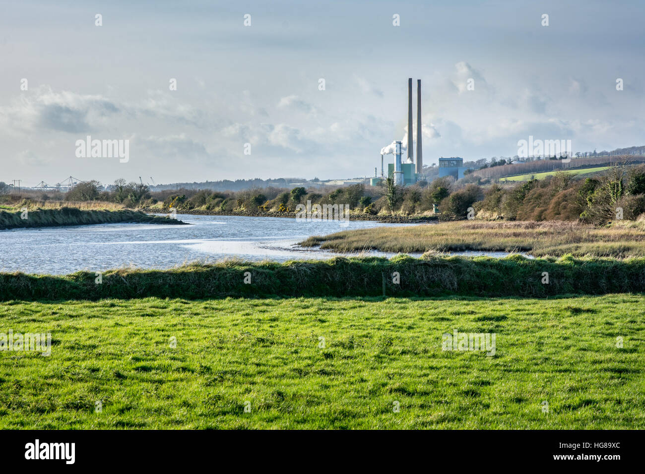 Große Insel kombiniert Zyklus Gasturbinen (GuD) Powerstation befindet sich im ländlichen Wexford in Irland auf dem River Barrow Stockfoto