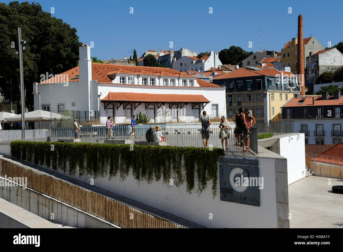 Portas Sol Restaurante Blick vom Miradouro Portas Do Sol, Alfama, Lissabon, Lissabon, Portugal Stockfoto