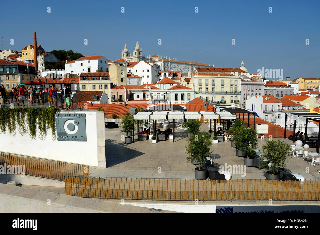 Portas Sol Restaurante, Igreja de Sao Vicente de Fora Kirche und Kloster Blick vom Miradouro Portas do Sol, Lissabon Stockfoto