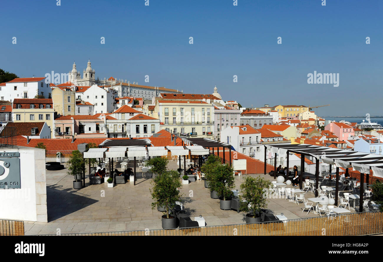 Portas Sol Restaurante, Igreja de Sao Vicente de Fora Kirche und Kloster Blick vom Miradouro Portas do Sol, Lissabon Stockfoto