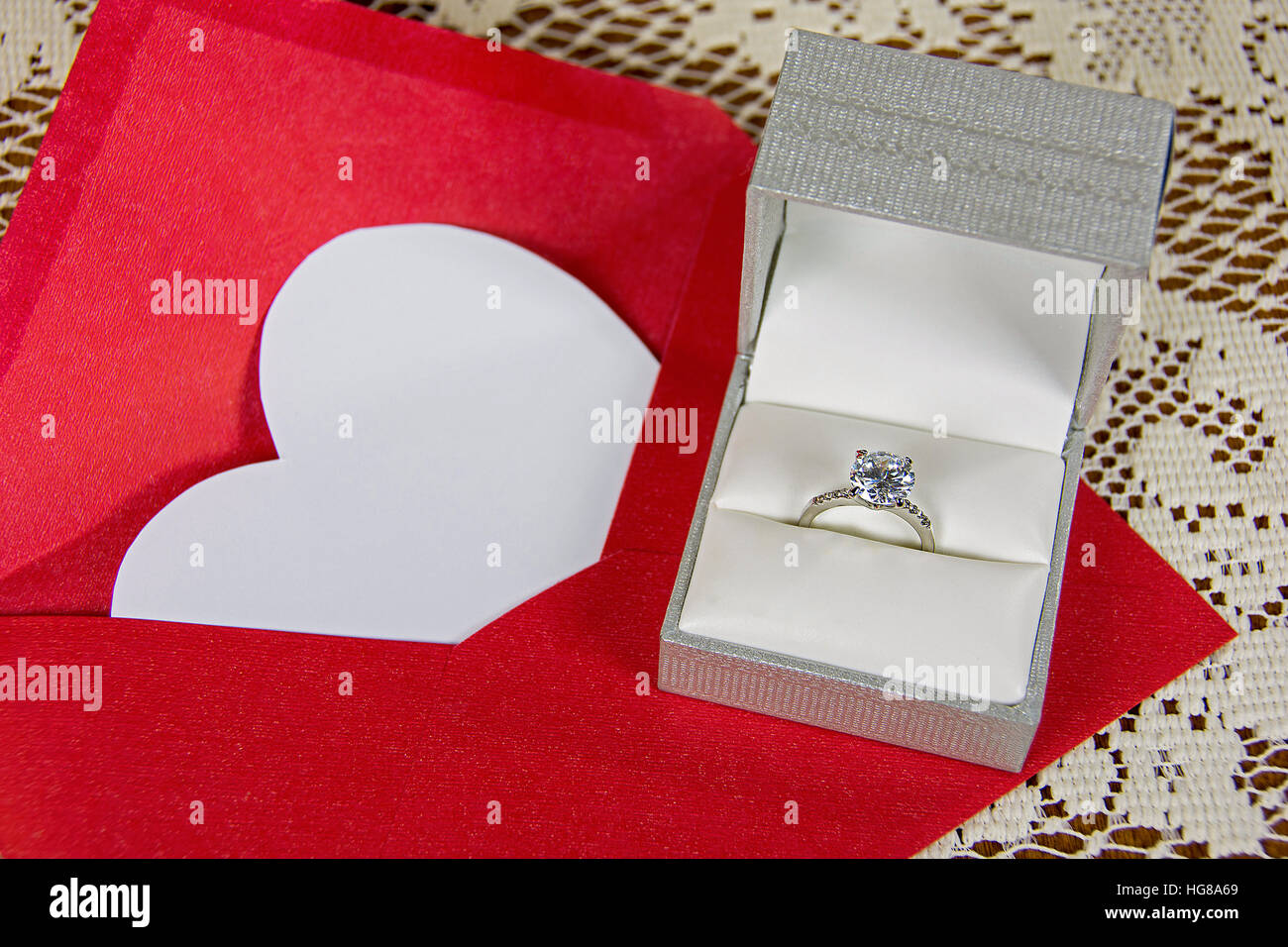 Weißes Herz im roten Umschlag mit Diamant ring in satin-box Stockfoto