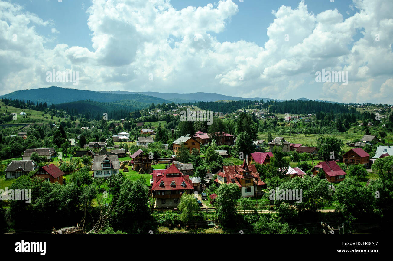 Malerische Aussicht auf Vorokhta Dorf gegen bewölktem Himmel Stockfoto