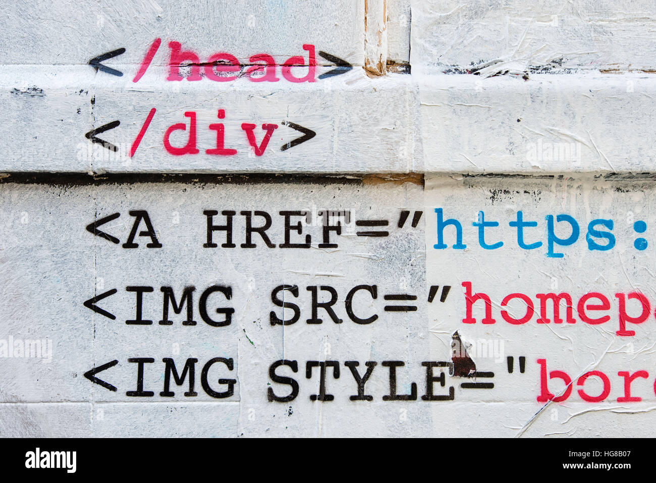 Schablone des HTML-Codes auf weißen Wand Stockfoto