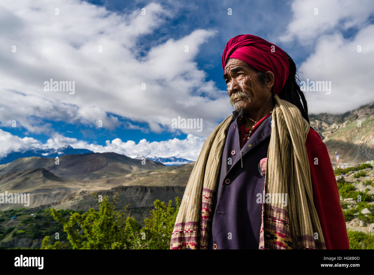 Porträt von Sadhu, heiliger Mann, Blick in die Himalaya-Berge, Muktinath, Mustang District, Nepal Stockfoto