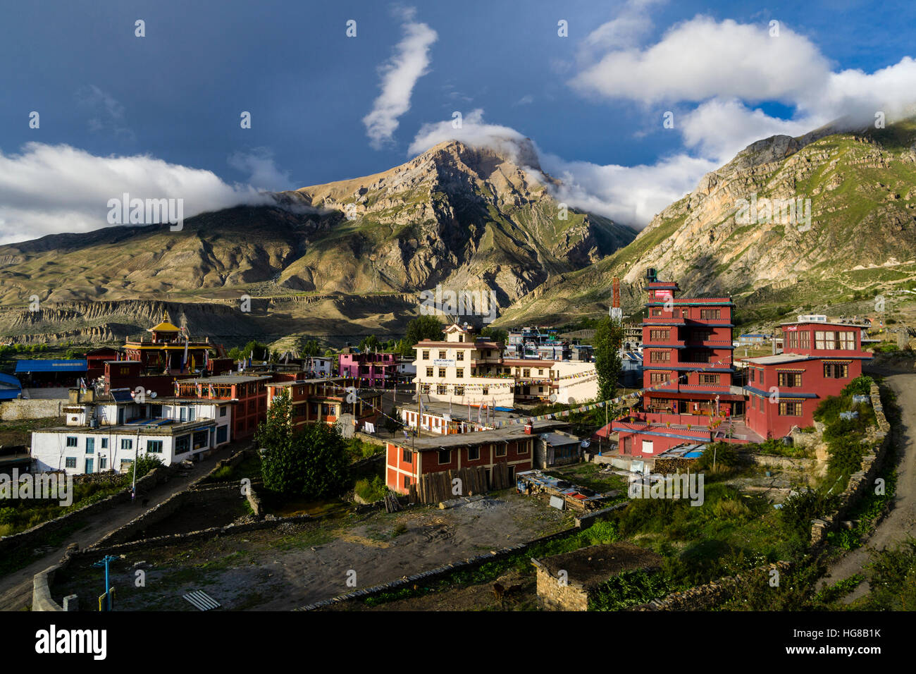 Häuser von Muktinath, 3710 m hinter Berg Yakawa Kang, Muktinath, Mustang District, Nepal Stockfoto