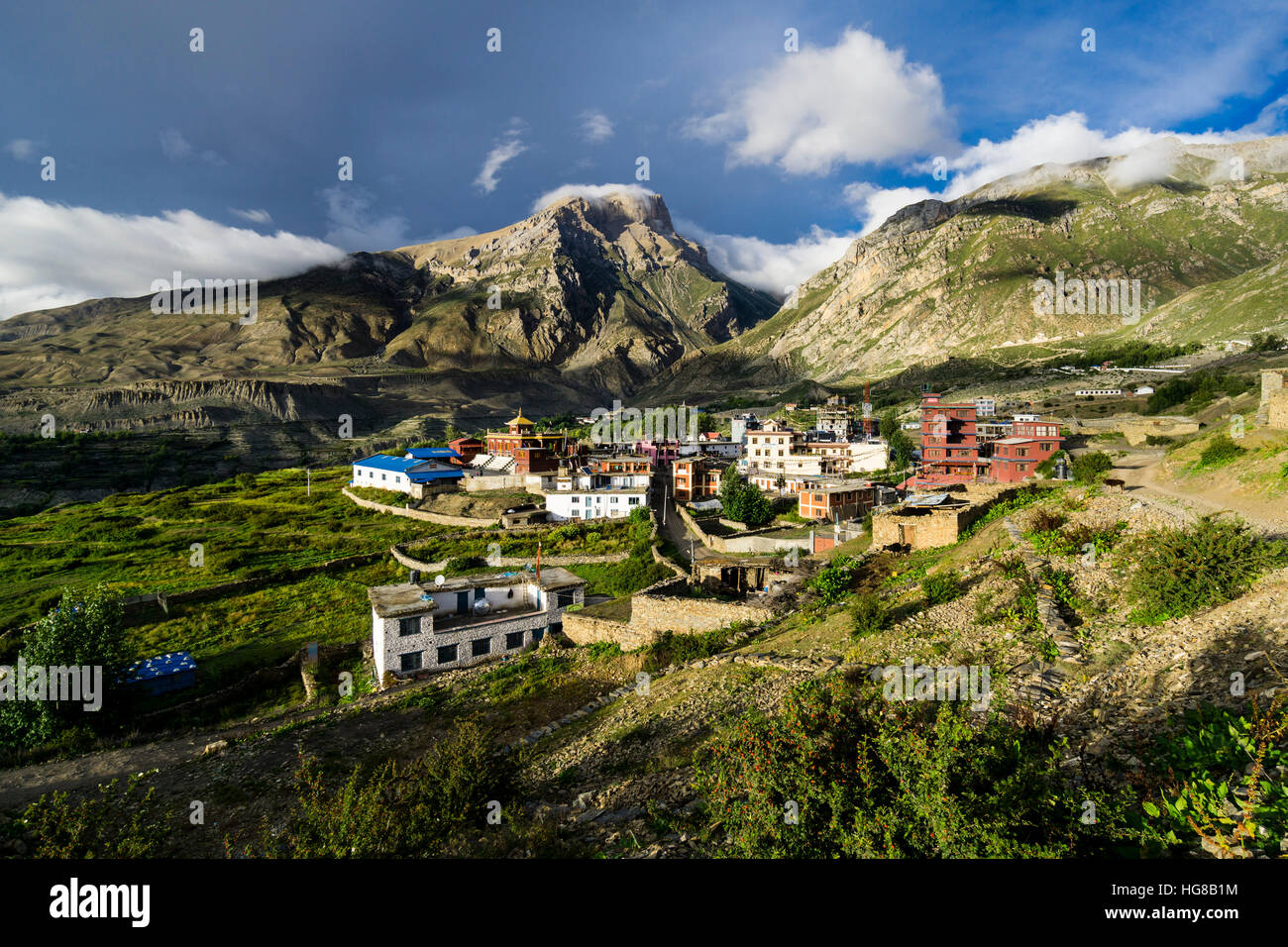 Häuser von Muktinath, 3710 m hinter Berg Yakawa Kang, Muktinath, Mustang District, Nepal Stockfoto