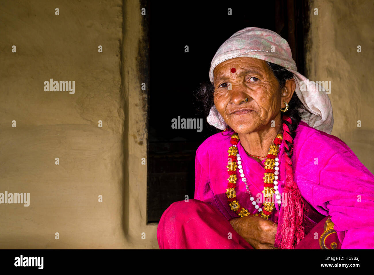 Portrait, alte, runzlige einheimische Frau, trägt rosa Hemd, Ghandruk, Distrikt Kaski, Nepal Stockfoto