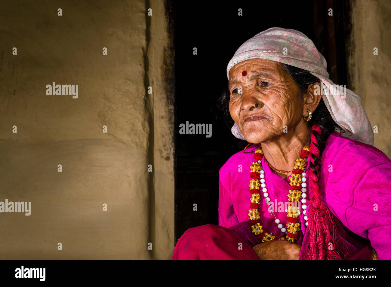 Portrait, alte, runzlige einheimische Frau, trägt rosa Hemd, Ghandruk, Distrikt Kaski, Nepal Stockfoto