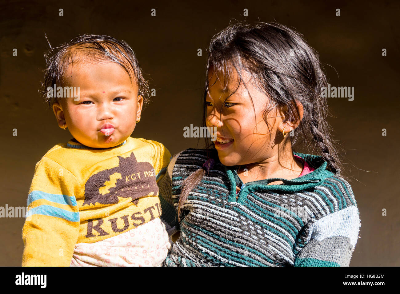 Porträt, junge Mädchen umarmt auch jüngere jungen, Ghandruk, Distrikt Kaski, Nepal Stockfoto