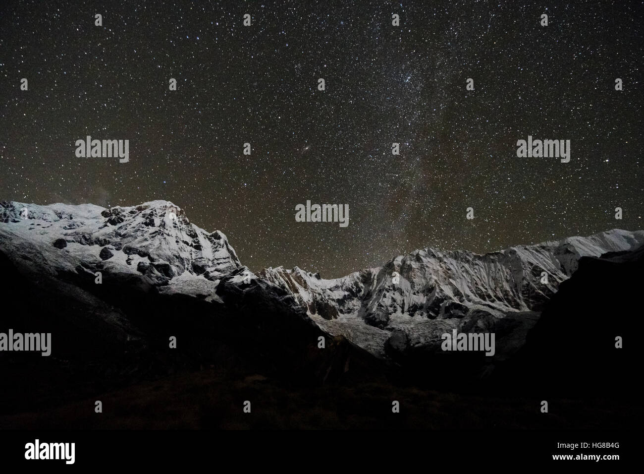 Blick auf den Schnee bedeckt Annapurna 1 North Face, Mitte, und der Annapurna-Süd-Gipfel, verließen in der Nacht mit Sternen und Milky Way Stockfoto