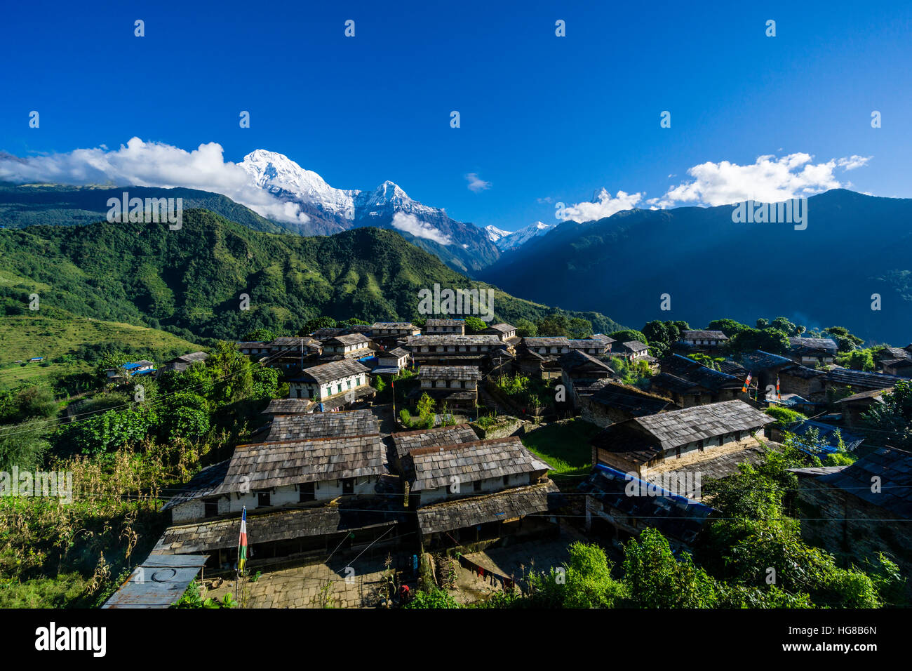 Blick auf das Dorf, wieder die Berge Annapurna South, links, Himchuli, Mitte, und rechts, Machapuchare Ghandruk, Kaski Bezirk Stockfoto
