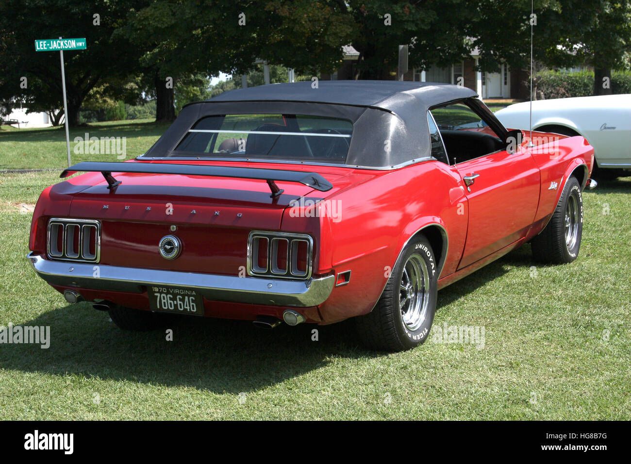 Retro / Vintage / alte / antike Auto. Mustang Cabrio rot. Stockfoto