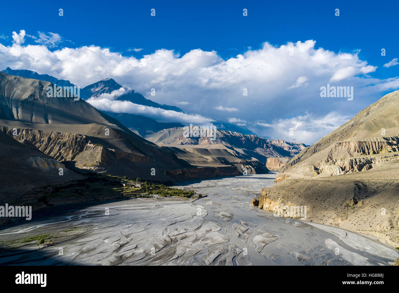 Ansicht des Kali Gandaki Tal in Richtung Upper Mustang, Dorf von Tiri befindet sich auf der grünen Halbinsel, Tiri, Mustang District, Nepal Stockfoto