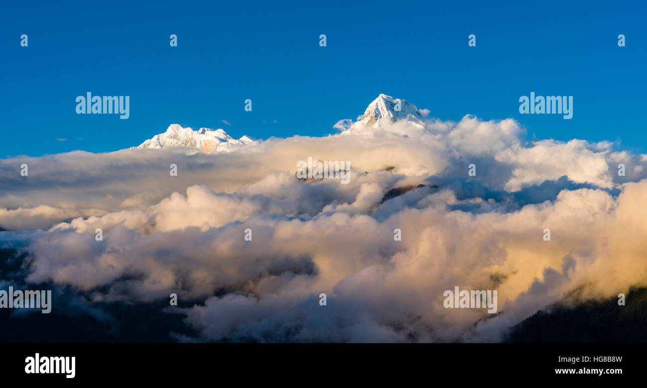 Schneebedeckte Gipfel des Annapurna 1, rechts und Annapurna South, links, mit Monsun Wolken, gesehen vom Poon Hill, Ghorepani Stockfoto