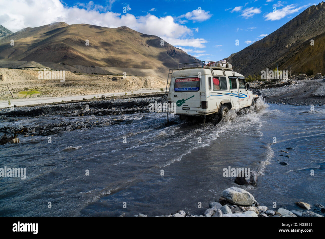 Jeep-Taxi ist ein Fluss, Josom, Kali Gandaki Tal, Mustang District, Nepal überqueren. Stockfoto