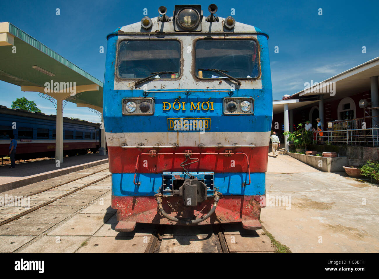 Alten Diesellok aus der Wiedervereinigung Express oder Wiedervereinigungs-Express am Bahnhof, Hue, Vietnam Stockfoto