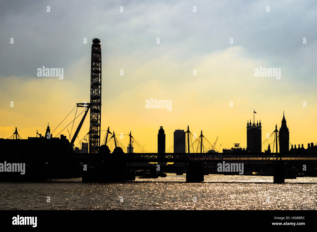 Die Westminster-Skyline von Waterloo Bridge in London. Stockfoto