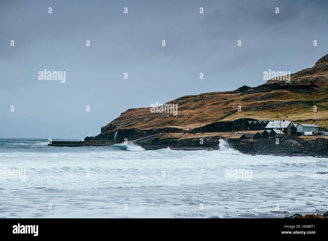 Malerische Aussicht auf die Küste von kleinen Dorf gegen Himmel Stockfoto