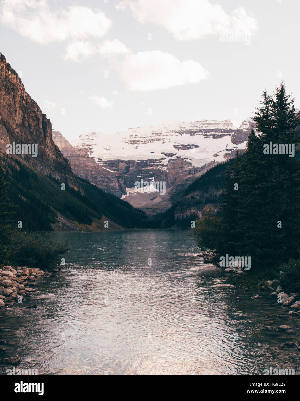 Herrliche Sicht auf See inmitten der Berge gegen Himmel Stockfoto