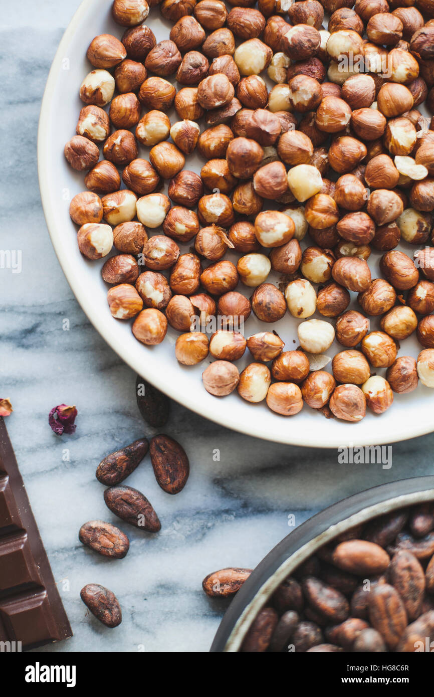 Erhöhte Ansicht von Haselnüssen mit Coco Bohnen auf Küchentisch Stockfoto