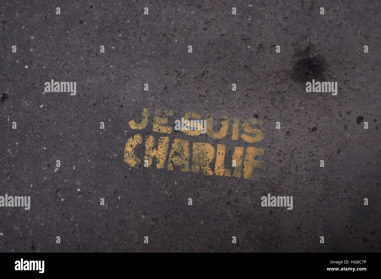 Je Suis Charlie Graffiti-Tag auf einem Bürgersteig in paris Stockfoto