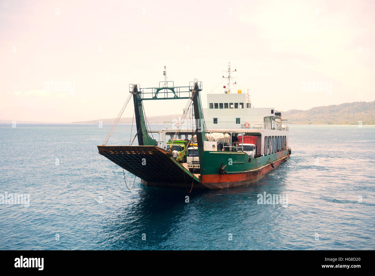 Frachtschiff auf See gegen den klaren Himmel Stockfoto