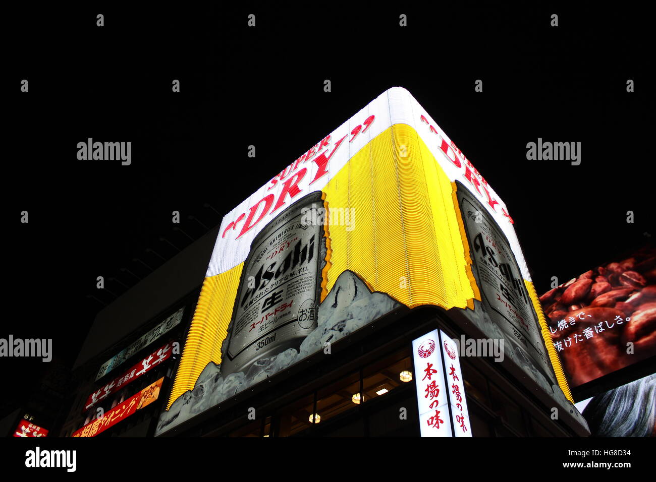 Eine Leuchtreklame über Geschäfte und Restaurants in Osaka, Japan Stockfoto