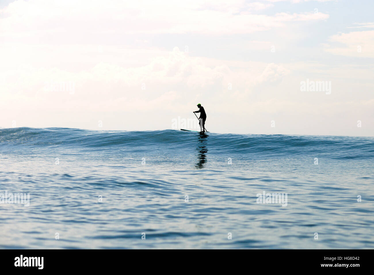 Silhouette Mann Paddling im Meer gegen Himmel Stockfoto