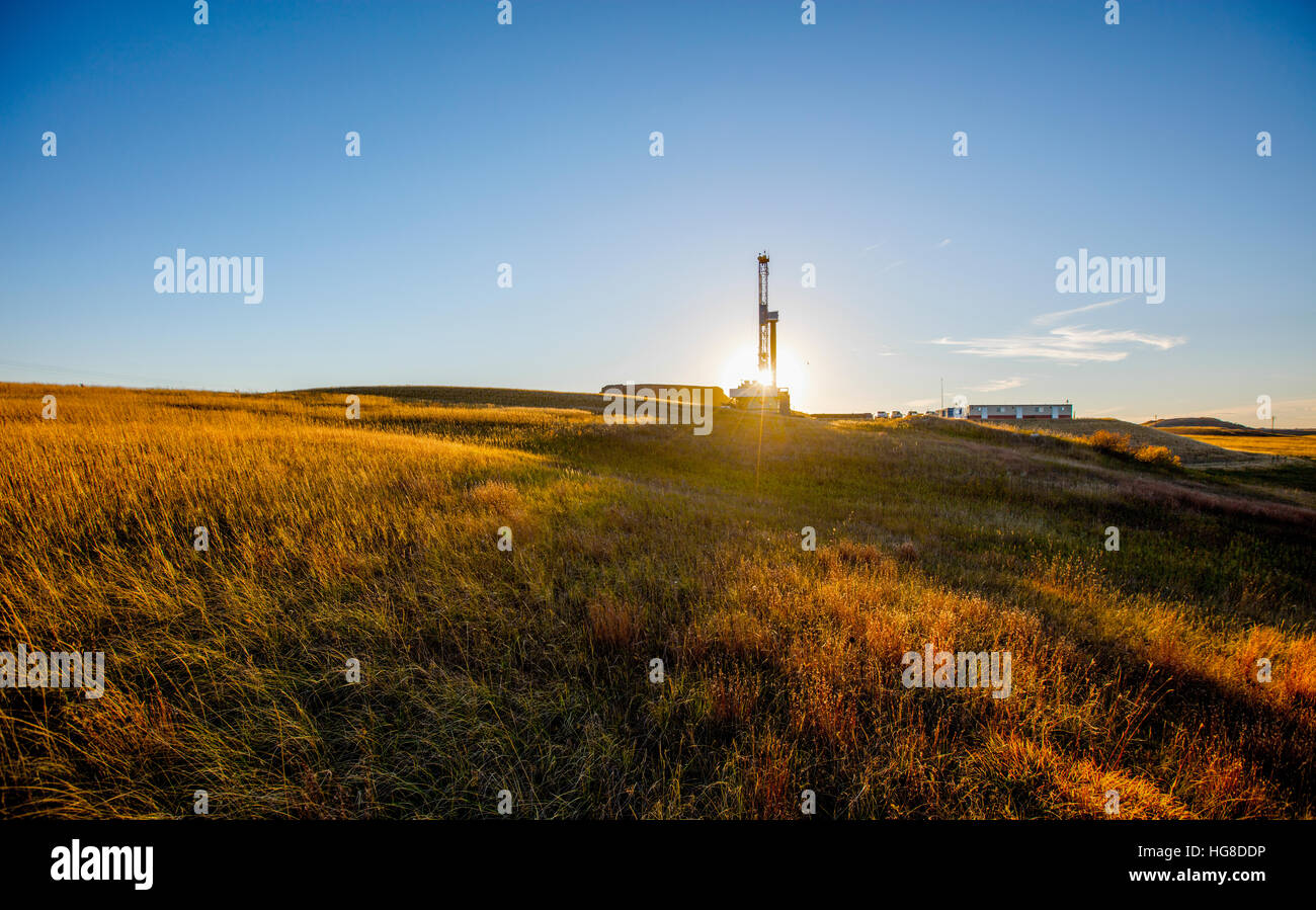 Ölpumpe auf Feld gegen blauen Himmel Stockfoto