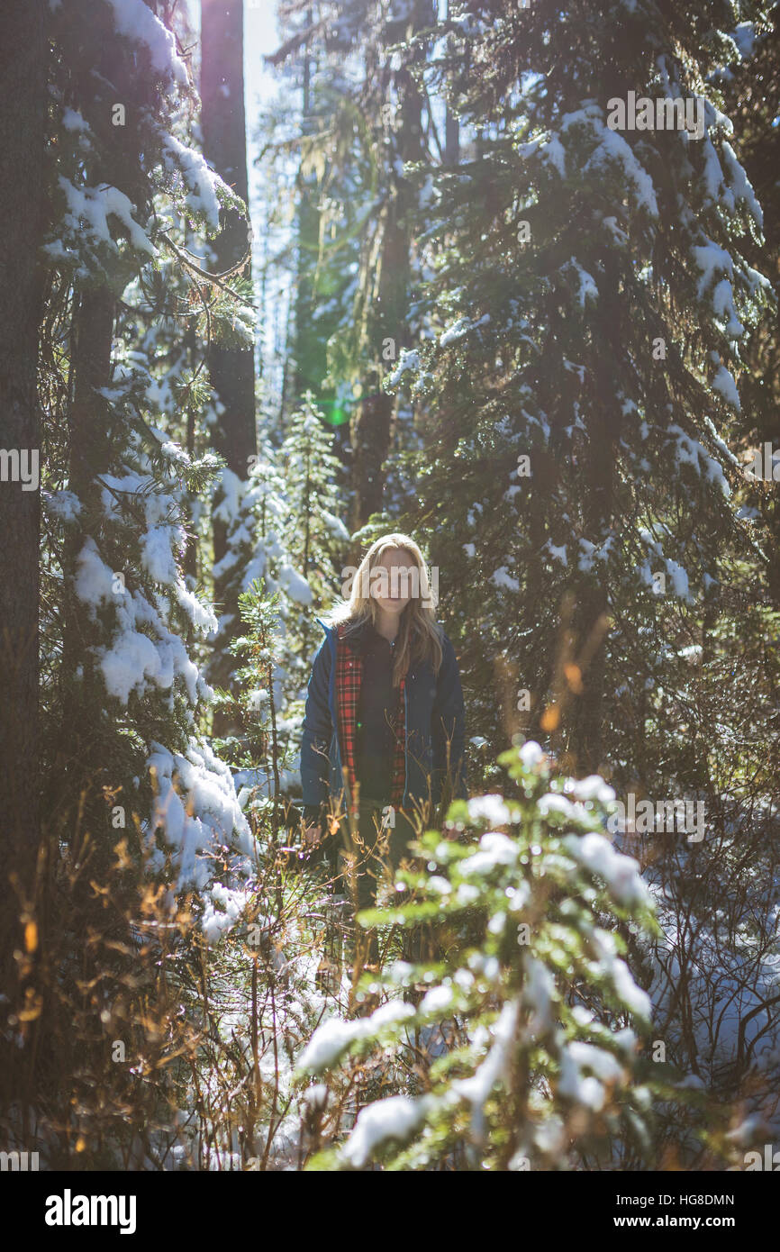 Porträt von weiblichen Wanderer stehend im Wald im winter Stockfoto