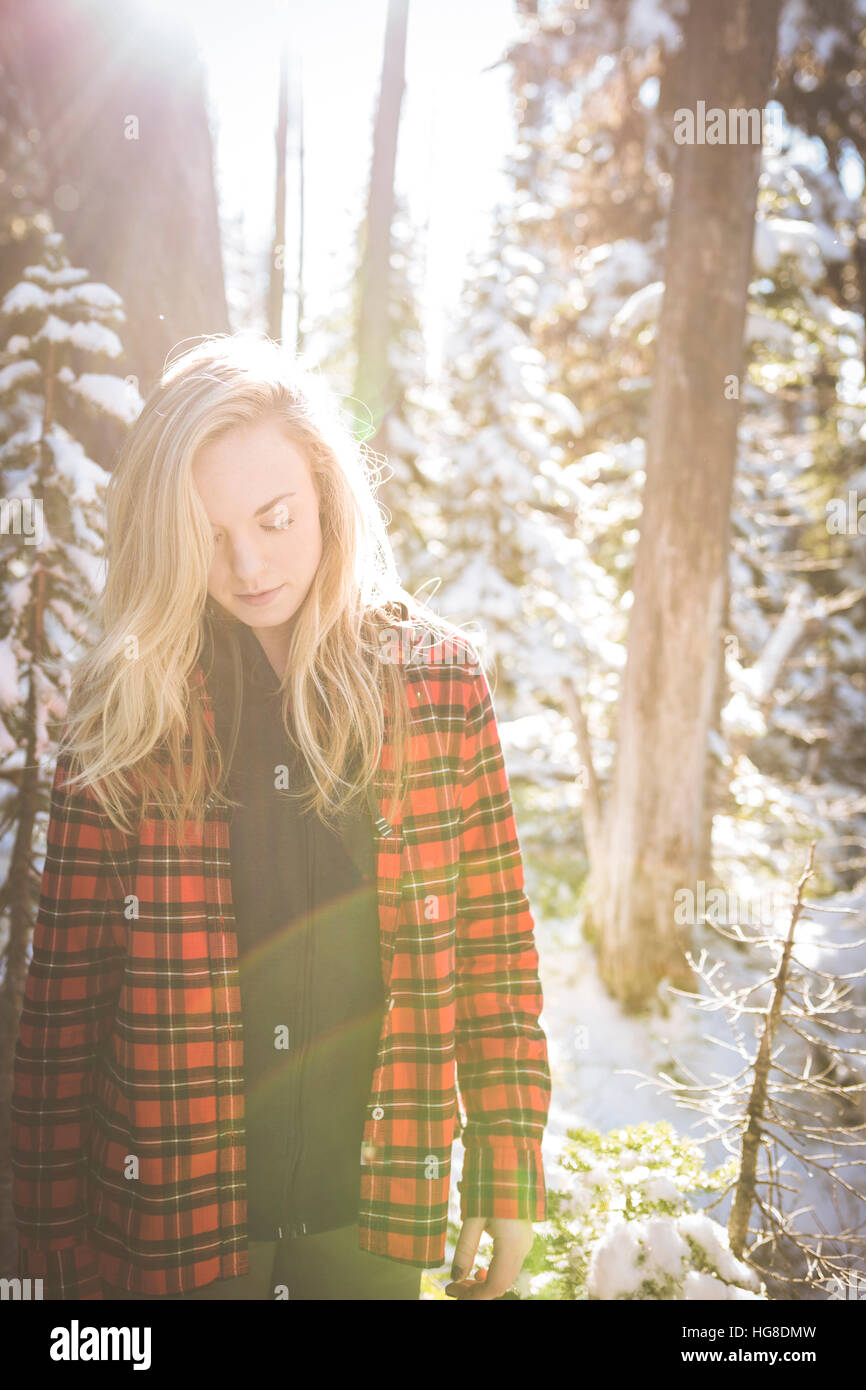 Weibliche Wanderer stehend im Wald im winter Stockfoto