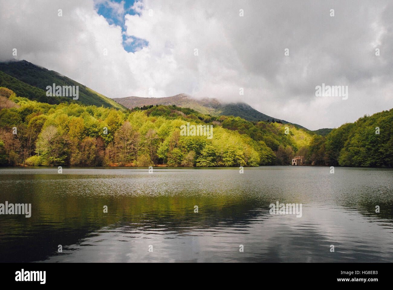 Herrliche Sicht auf See von Bergen gegen bewölktem Himmel Stockfoto