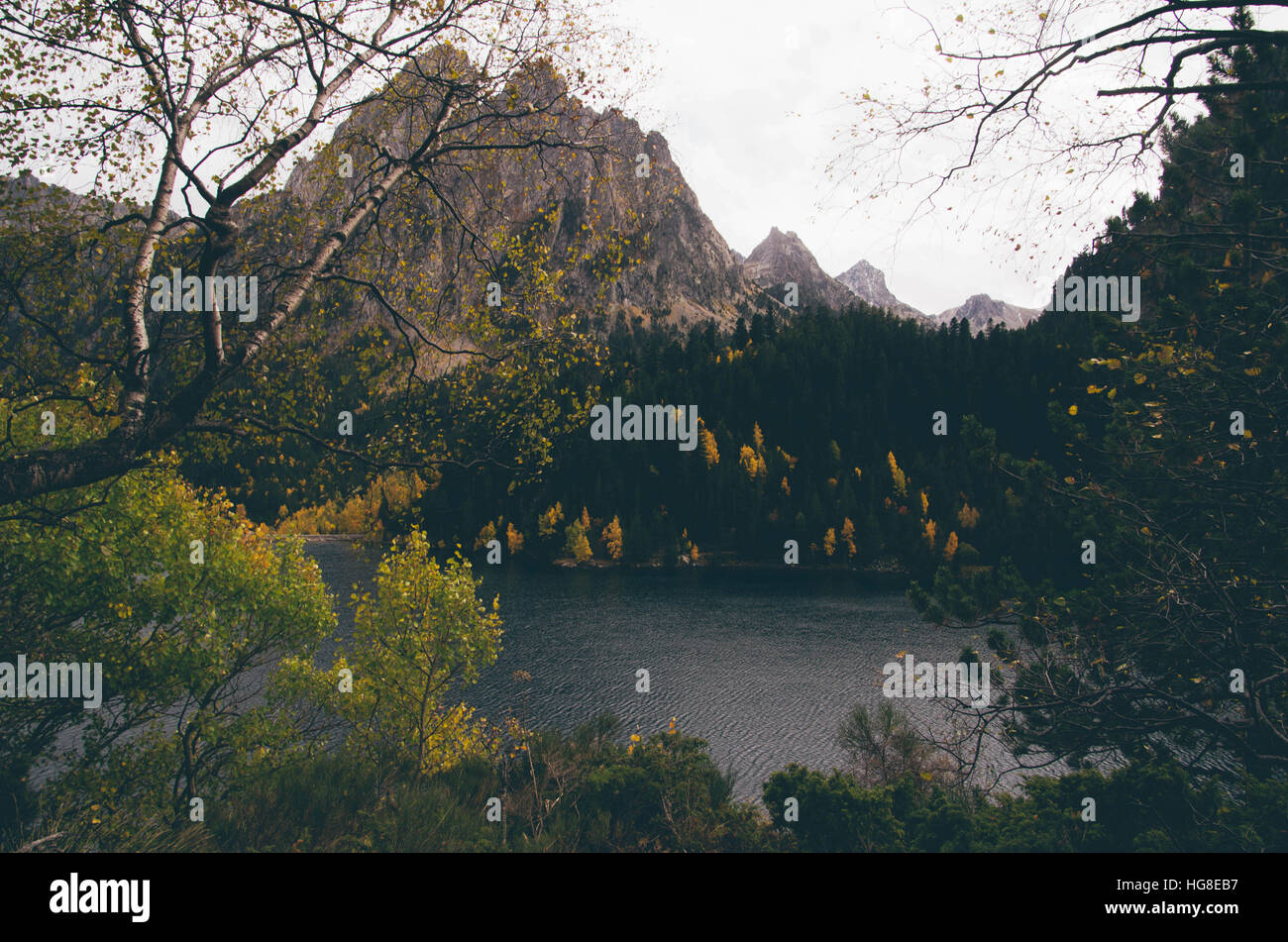 Herrliche Sicht auf See von Bergen Stockfoto
