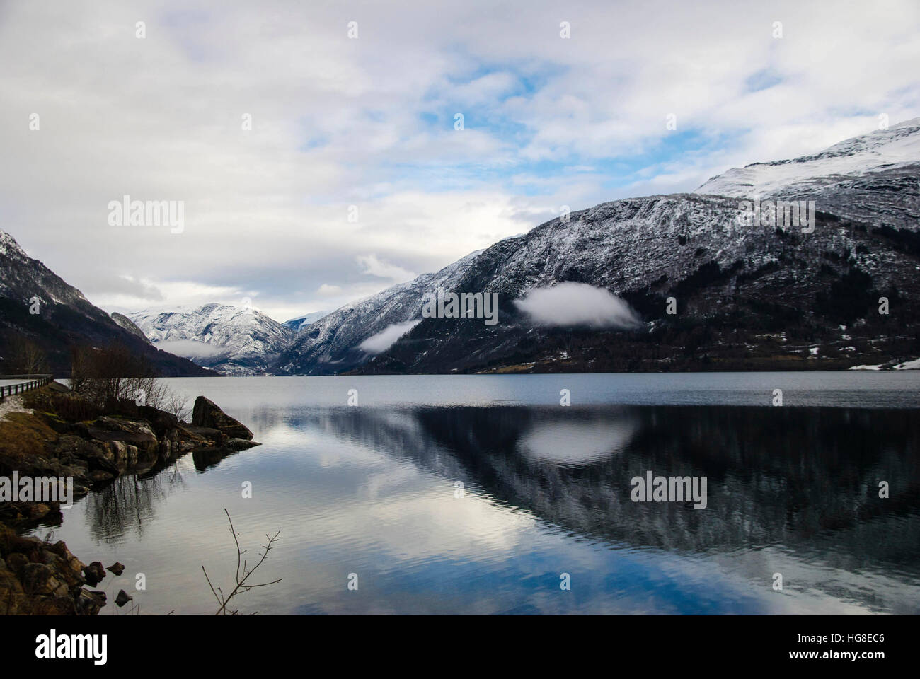 Reflexion der Berge und Himmel im See im winter Stockfoto