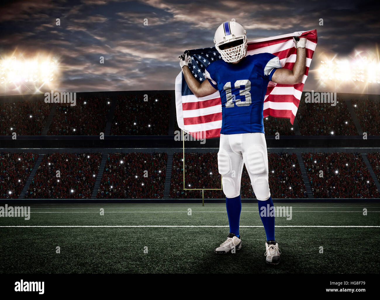 Football-Spieler mit einer blauen Uniform und eine amerikanische Flagge auf einem Stadion. Stockfoto