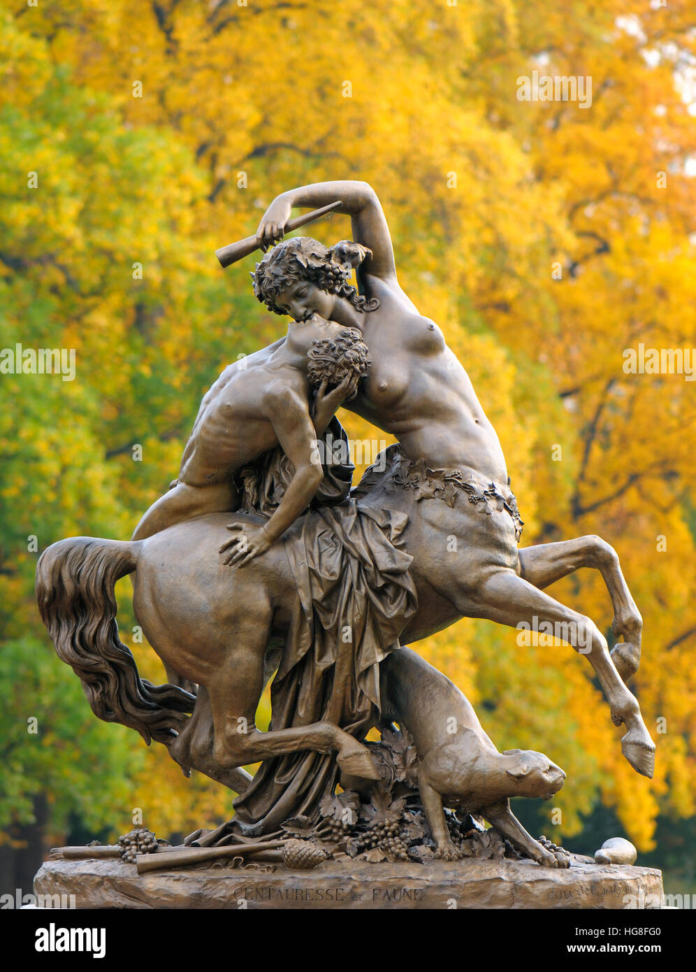 Bronze-Statue - Centauresse et Faune von Courtet (1849) am Eingang zum Golden Head Park in Lyon, Frankreich. Stockfoto