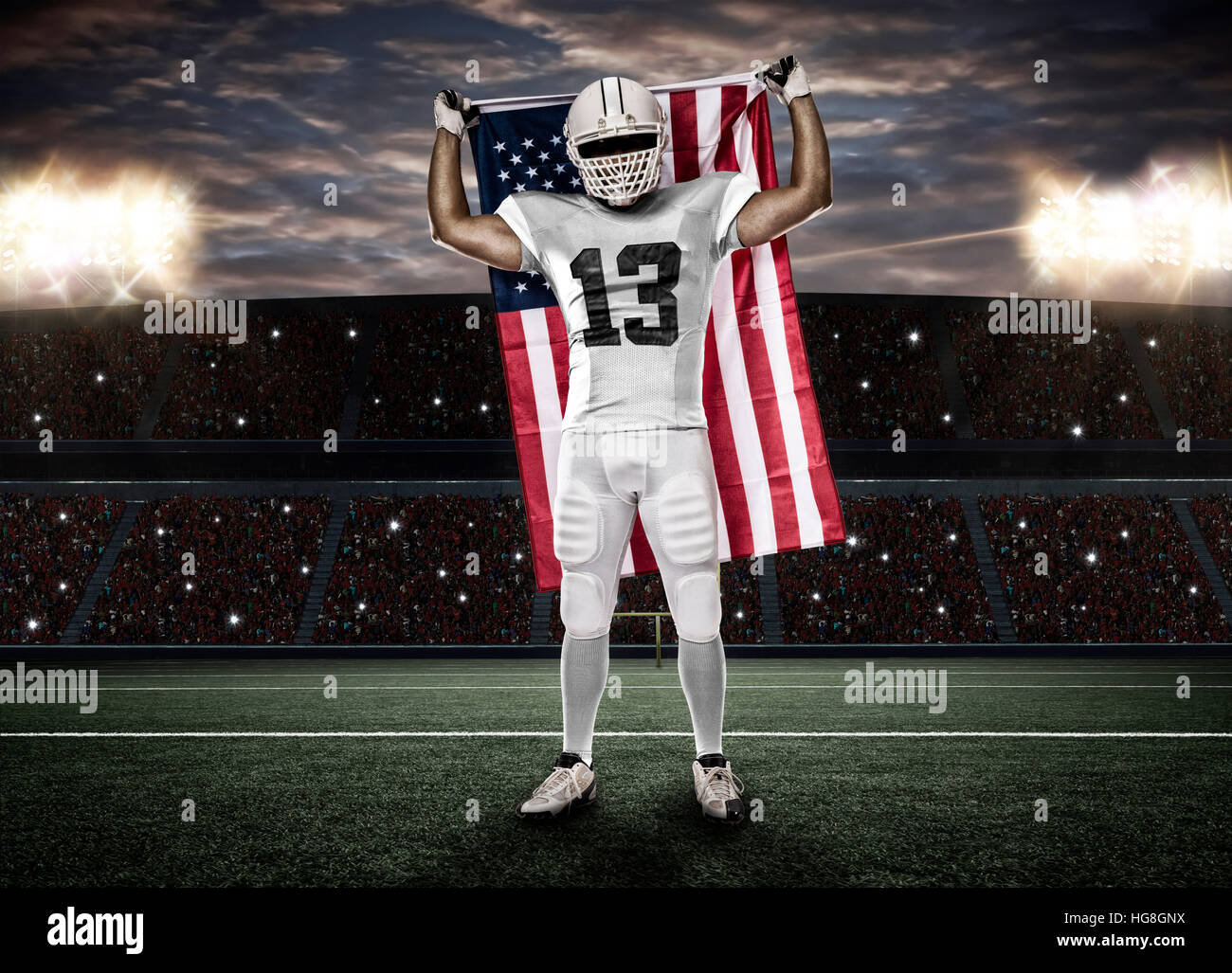 Football-Spieler mit einer weißen Uniform und eine amerikanische Flagge auf einem Stadion. Stockfoto