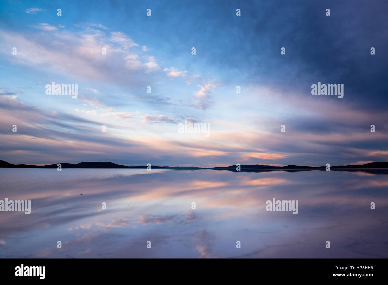 Sonnenuntergang Himmel und Wolken spiegeln aus stillem Wassersee Stockfoto