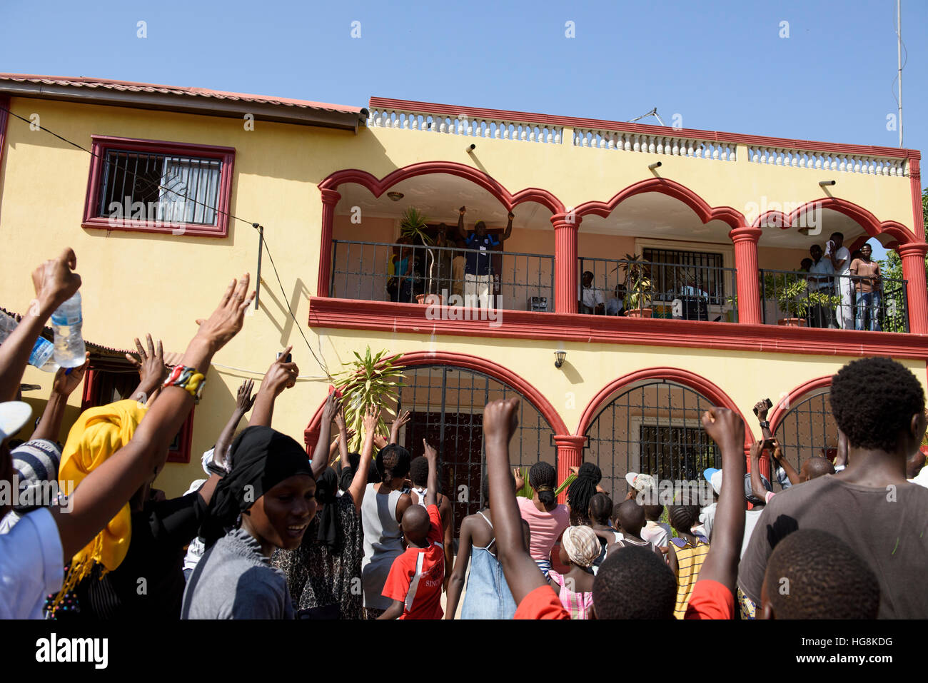 Menschen sind den Mitgliedern der Koalition 2016 in Kololi nach gewählter Präsident Adama Barrow Sieg in den Umfragen unter Verzicht auf Stockfoto